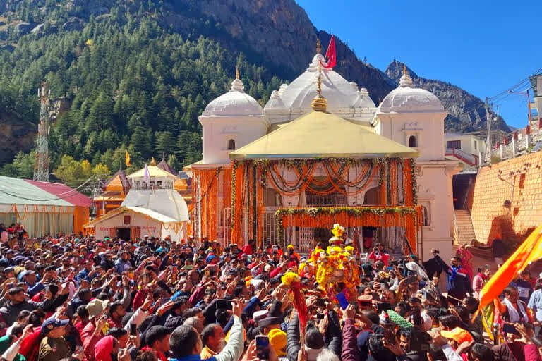 चारधाम यात्रा के पहले दिन ही उमड़ा आस्था का जनसैलाब, 10 हजार श्रद्धालुओं ने किए दर्शन