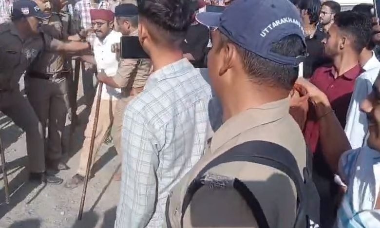 हल्द्वानी में भी नोएडा जैसा हाल!: प्रदर्शन के दौरान सामने आई पुलिस की बर्बरता, कर्मचारियों ने की नारेबाजी