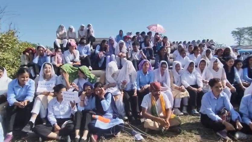उत्तराखंड पहुंची नोएडा आंदोलन की आग, वेतन बढ़ाने की मांग को लेकर धरने पर बैठे कर्मचारी