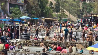 उत्तराखंड में गर्मी का कहर: मैदान तप रहे, पहाड़ों पर बारिश का अल