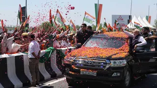 पीएम मोदी का उत्तराखंड का 28वां दौरा, लेकिन पहला रोड शो; तस्वीरों में देखें झलकियां