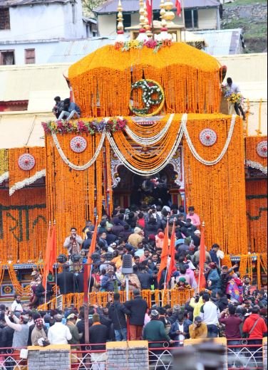 श्रद्धालुओं के लिए खुल गए बद्रीनाथ धाम के कपाट, 15 हजार श्रद्धालु बने इस पल के साक्षी