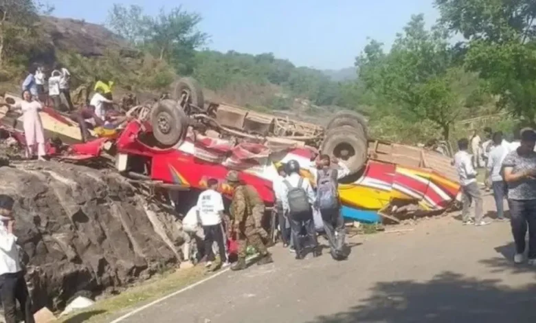 दर्दनाक हादसा!, यात्रियों से भरी बस पलटी, 15 लोगों की मौत, रेस्क्यू जारी Bus Accident