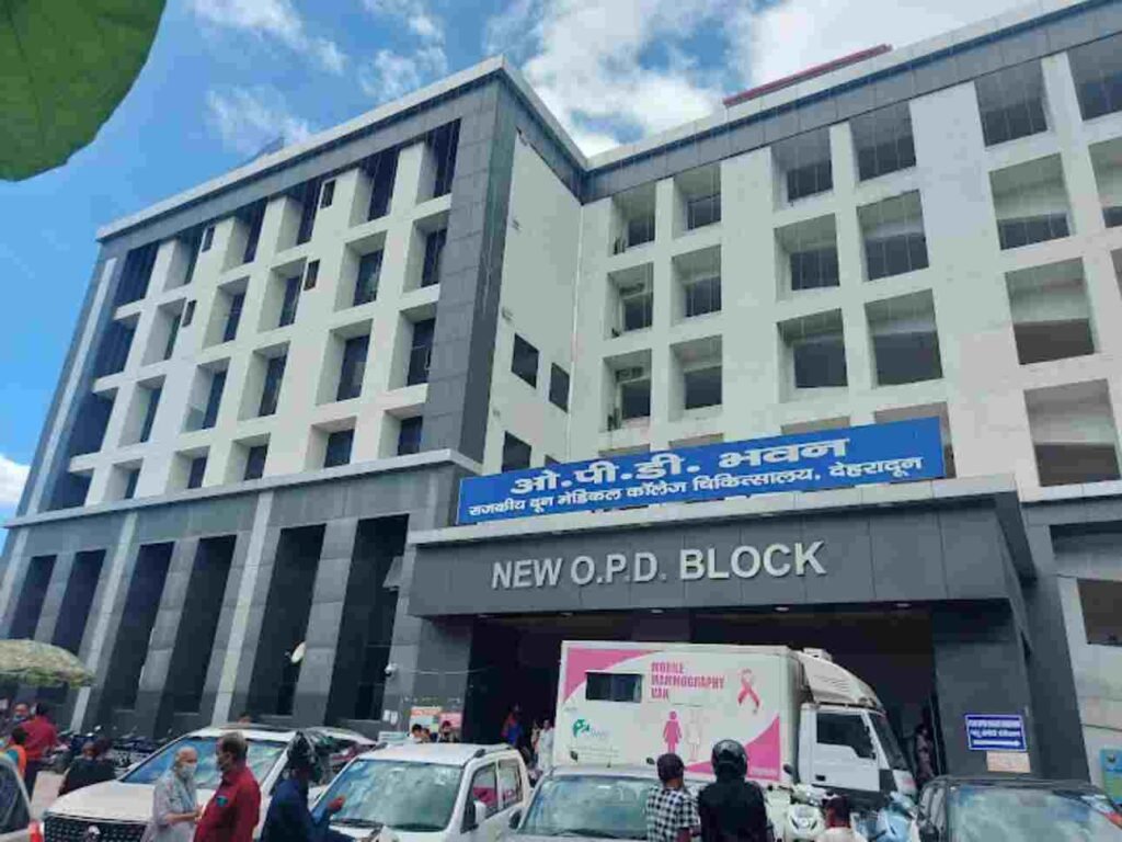 दून अस्पताल कर्मचारी पर लगाए आरोपों से पीछे हटी महिला, कहा नहीं चाहती कार्रवाई