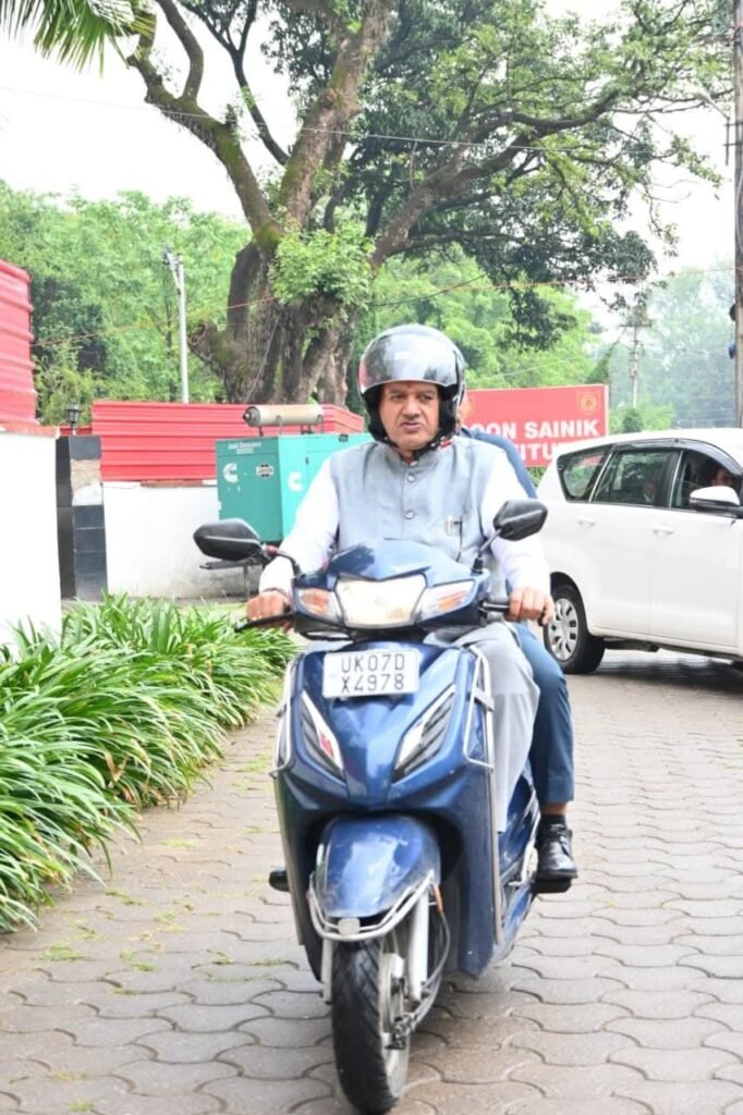 कृषि मंत्री का अनोखा संदेश: कार छोड़ स्कूटी से पहुंचे कार्यालय, दिया ईंधन बचाने का संदेश