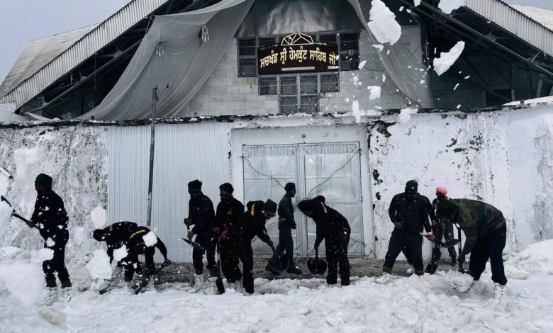 जवानों ने बर्फ हटाकर बनाया रास्ता, हेमकुंड साहिब पहुंची भारतीय सेना के जवानों की टीम