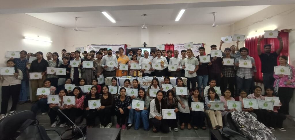 *पी जी कॉलेज, कोटद्वार में आयोजित उद्यमिता ओरिएंटेशन कार्यक्रम में छात्र-छात्राओं ने सीखे उद्यमिता के गुर*