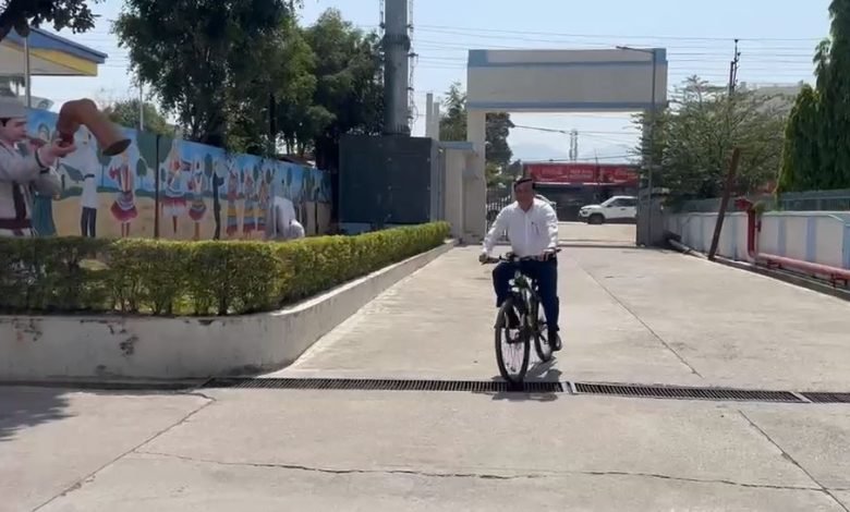 साइकिल से दफ्तर पहुंचे बंशीधर तिवारी, सूचना महानिदेशक ने खुद से की “नो व्हीकल डे” की शुरुआत