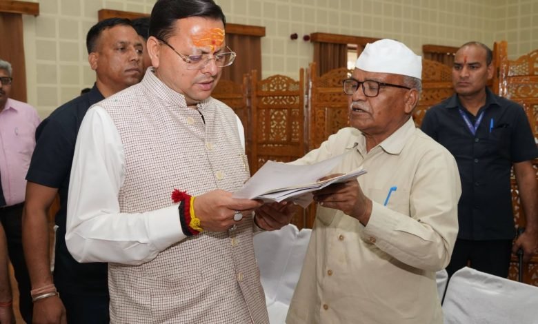 सीएम धामी ने सुनी समस्याएं, अधिकारियों को दिए त्वरित निस्तारण के निर्देश, बोले देरी बर्दाश्त नहीं
