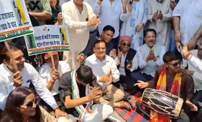 पेट्रोल के बढ़ते दाम और महंगाई को लेकर कांग्रेस का हल्ला-बोल, घंटाघर पर किया विरोध प्रदर्शन