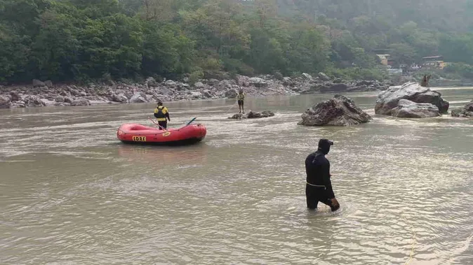 Rishikesh: प्रतिबंधित घाट पर फोटो खींच रहे थे युवक, दो गंगा में बहे, नहीं कोई सुराग