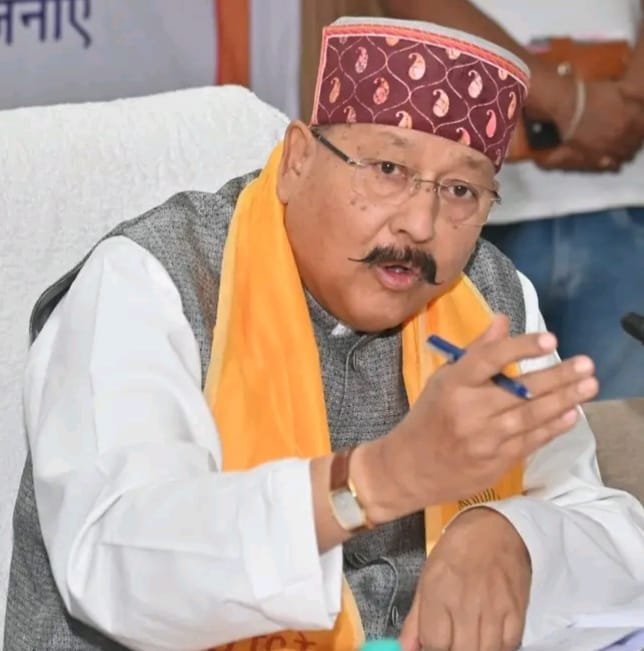 सतपाल महाराज की कार हुई हादसे का शिकार, पहाड़ी से गिरा पत्थर, बाल-बाल बचे मंत्री