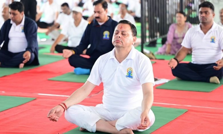 बनबसा में योग दिवस पर सीएम धामी ने किया सामूहिक योग, स्वस्थ जीवन का दिया संदेश