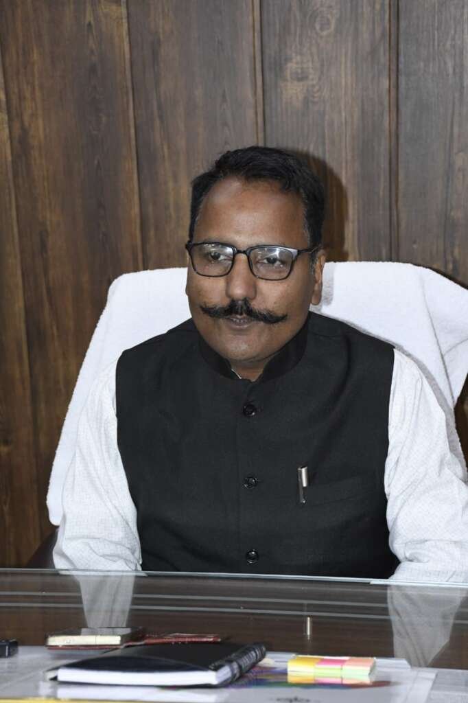निजी विद्यालयों की मनमानी फीस को लेकर जिलाधिकारी सख्त: अतिरिक्त शुल्क वसूली लौटाने के दिए आदेश