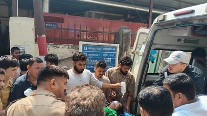 बागेश्वर में दर्दनाक हादसा: खाई में गिरी पिकअप, चालक की मौत; पांच महिलाएं घायल