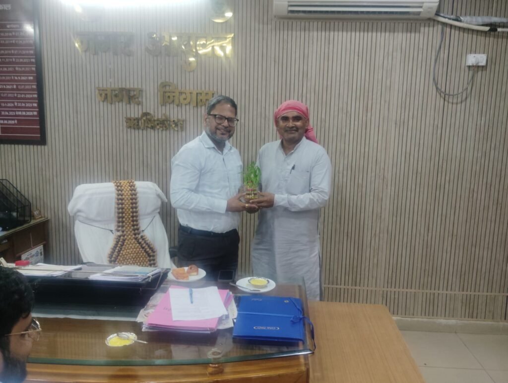 अंतर्राष्ट्रीय क्लाइमेट एक्शन लीडरशिप अवार्ड 2025 से सम्मानित प्रकृतिवादी एवं नगर निगम ऋषिकेश के स्वच्छता ब्रांड एंबेसडर डॉ विनोद प्रसाद जुगलान ने निगम के नव नियुक्त नगर आयुक्त विजय नाथ शुक्ल को पौधा भेंटकर उनसे शिष्टाचार भेंट