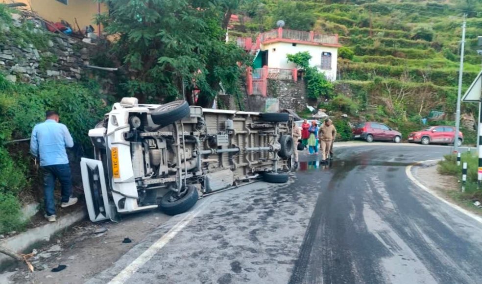 उत्तराखंड:सड़क हादसे में महिला श्रद्धालु की मौत, 17 घायल