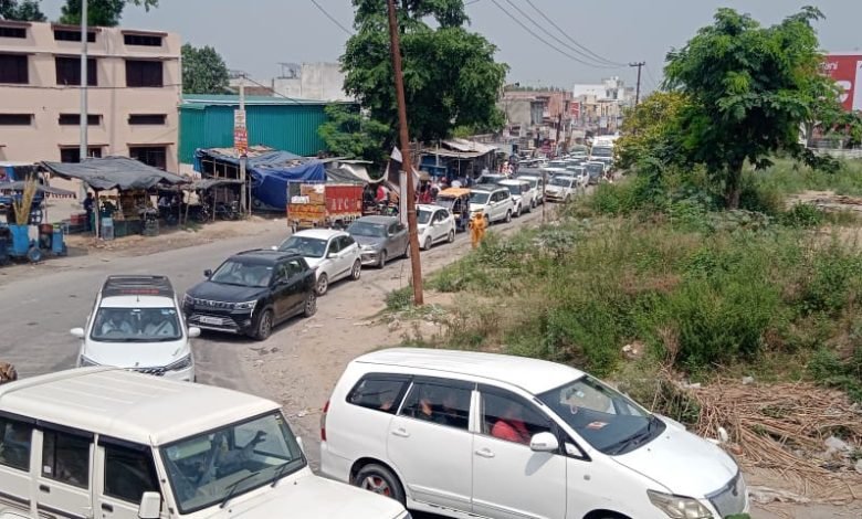 भगवानपुर में जाम पर भड़के विधायक फुरकान, JCB से बंद रास्ते को खुलवाया