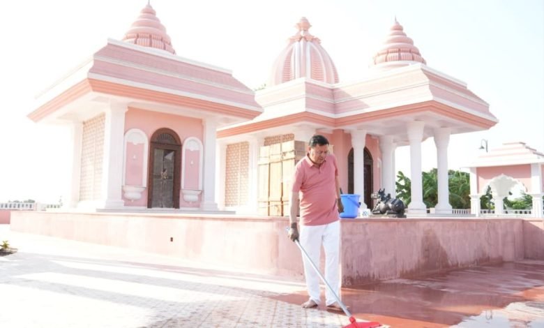 खटीमा में सीएम धामी, सुबह-सुबह पूर्णागिरि मंदिर में की साफ-सफाई