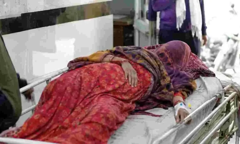 प्रसव पीड़ा से तड़पती रही महिला, घंटों बाद किया रेफर, एंबुलेंस में तोड़ा दम, बच्चा भी नहीं बच पाया
