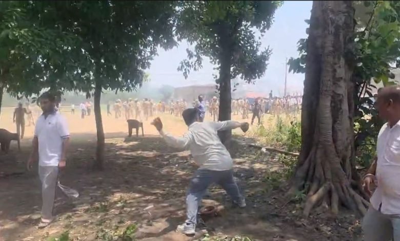 विकासनगर हंगामा: आक्रोशित भीड़ ने किया पुलिस पर पथराव, भाग कर बचानी पड़ी जान