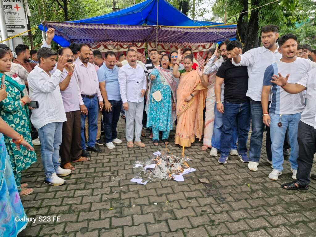 हल्द्वानी: स्मार्ट मीटर के खिलाफ फूटा जनआक्रोश, बिजली बिलों की प्रतियां जलाकर किया विरोध