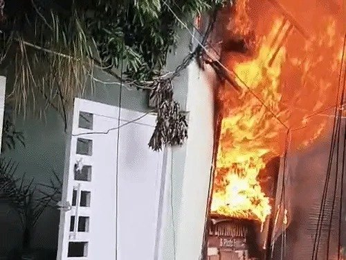 देहरादून के घंटाघर में भीषण आग!, धू-धूकर जली दुकान