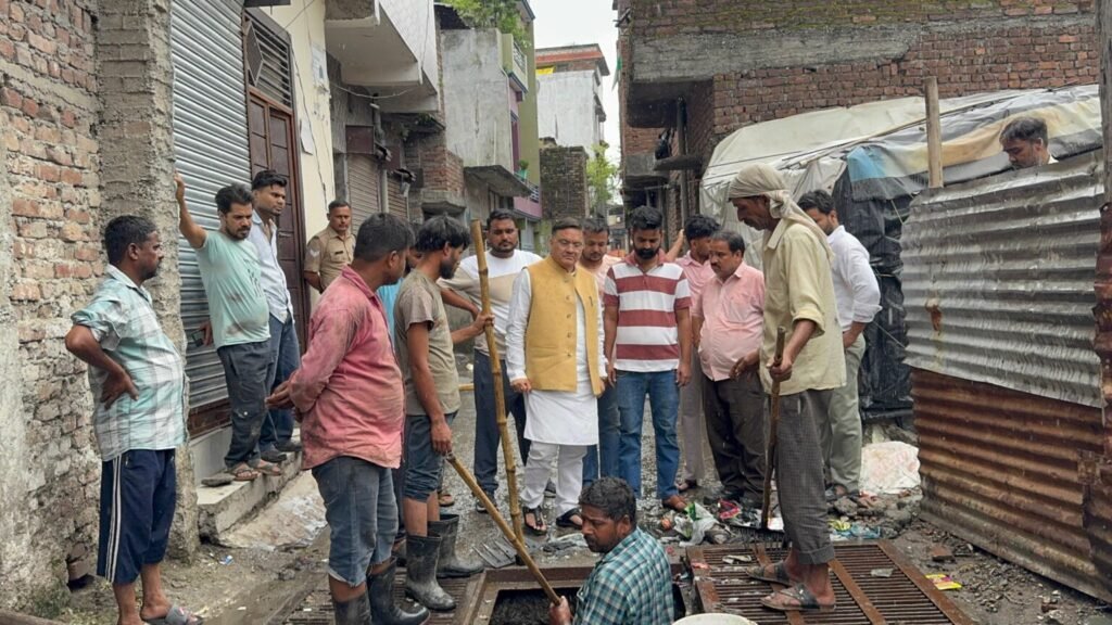 हल्द्वानी: महापौर गजराज सिंह बिष्ट ने किया बारिश के बीच विभिन्न क्षेत्रों का निरीक्षण, सफाई व्यवस्था का लिया जायजा..