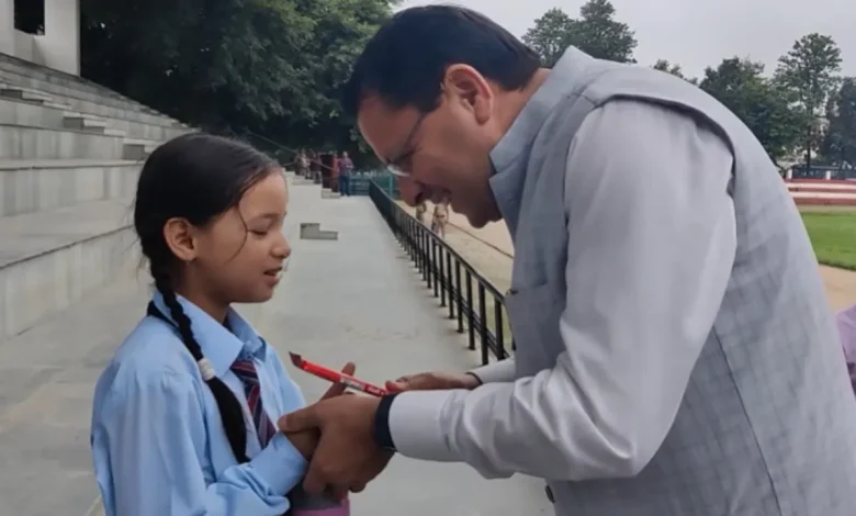 नन्हीं मासूम को देख रुककर सीएम ने पूछे सवाल, बच्ची के जवाब पर मुस्कुराए धामी, वीडियो वायरल