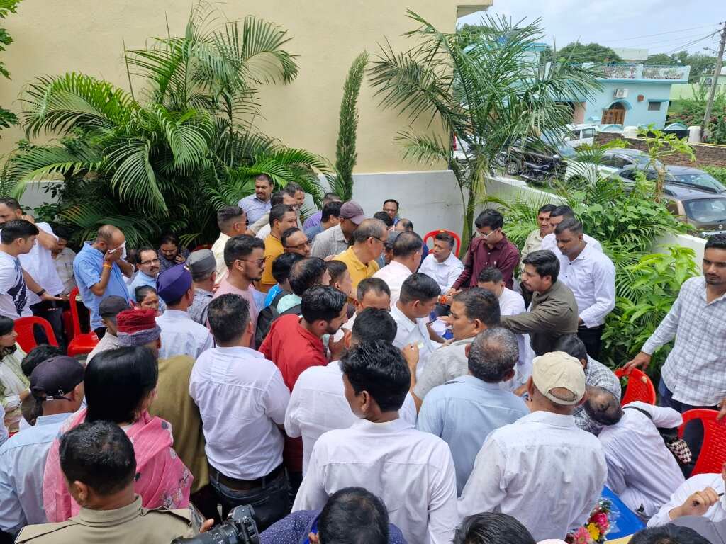 हल्द्वानी: कैबिनेट मंत्री राम सिंह कैड़ा ने लगाया जनता दरबार, मौके पर सुनीं समस्याएं, अधिकारियों को दिए सख्त निर्देश