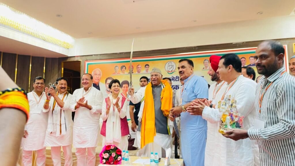 खड़गे के रुद्रपुर पहुंचने पर पूर्व विधायक राजकुमार ठुकराल ने किया स्वागत, अंगवस्त्र व तलवार भेंट कर किया अभिनंदन