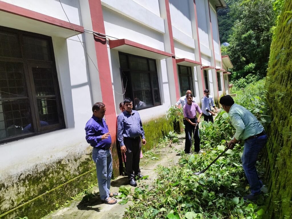 नरेंद्र नगर महाविद्यालय ने खरपतवारों की सफाई के साथ स्वतंत्रता दिवस की तैयारी शुरू की