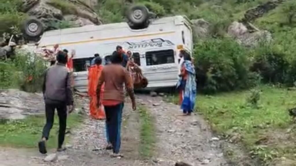 17 यात्रियों से भरा टेंपो ट्रेवेल्स हाईवे पर ब्रेक फेल होने से पलटा