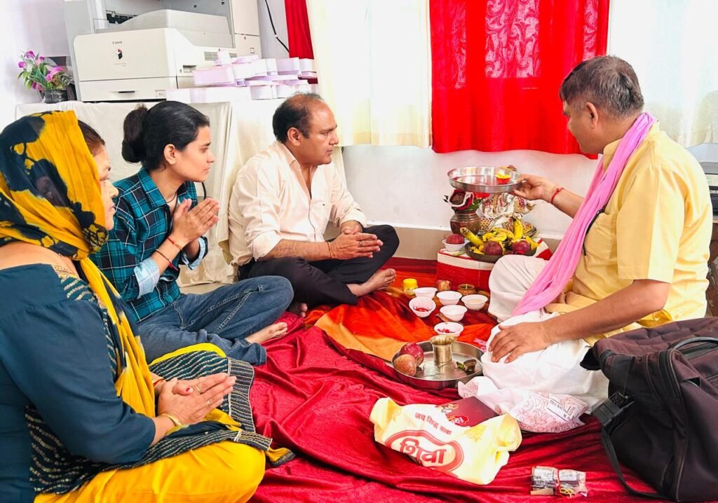 आईटीडीए कैल्क बुराँस कोचिंग क्लासेस अमेरिकन इंस्टिट्यूट ऑफ़ लैंग्वेज द्वारा सयुंक्त रूप से विश्वकर्मा दिवस पर हवन पूजन यज्ञ का आयोजन किया