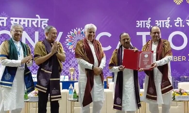 IIT रुड़की के दीक्षांत समारोह में पहुंचे NSA अजीत डोभाल, छात्रों को दी उपाधि