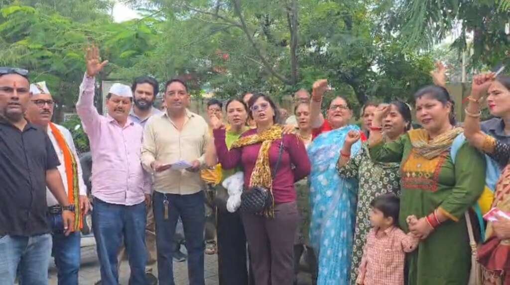 हल्द्वानी: शक्तिनगर मजदूर क्वार्टरों के मामले को लेकर स्थानीय लोगों का SDM कोर्ट में किया प्रदर्शन