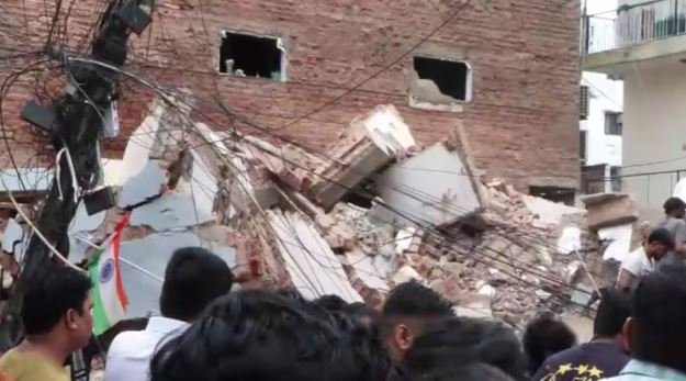 दिल्ली में बड़ा हादसा: सत्य निकेतन में भरभराकर गिरी इमारत, कई लोग मलबे में दबे