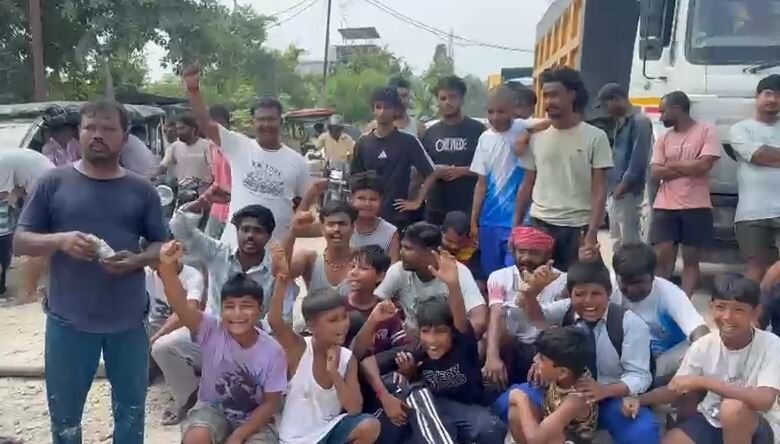 10 महीने से अधूरी सड़क, उड़ती धूल ने बढ़ाई परेशानी, Gen alpha और Gen Z युवाओं ने किया प्रदर्शन