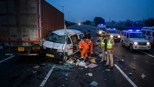 एक्सप्रेसवे पर भीषण हादसा!, मजदूरों से भरी गाड़ी की ट्रक से टक्कर, 3 की मौत, 9 घायल