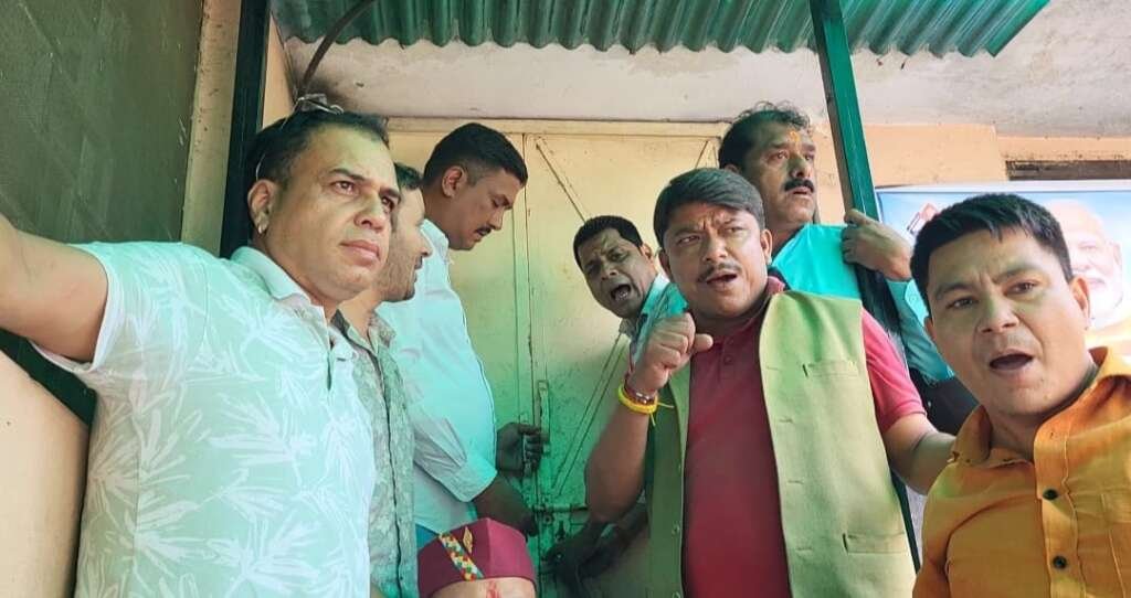 हल्द्वानी: रानीबाग-ज्योलिकोट एनएच बदहाल, गड्ढों से नाराज स्थानीय लोगों ने किया प्रदर्शन, एनएच कार्यालय में तालाबंदी