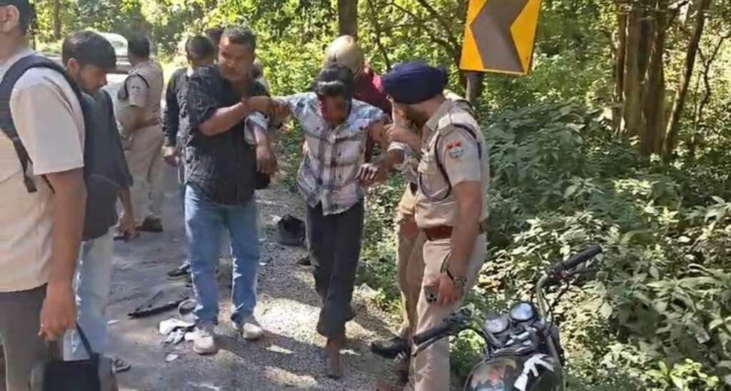 कालाढूंगी: सड़क हादसे में गंभीर रूप से घायल युवक को एसपी सिटी हरबंस सिंह ने पहुंचाया अस्पताल