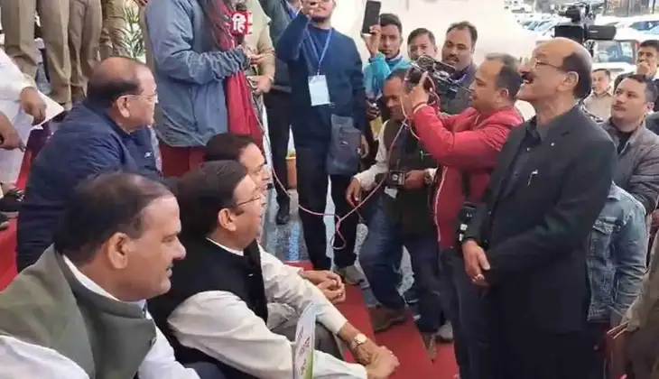 उत्तराखंड – भराड़ीसैंण विधानसभा में विपक्ष का हंगामा, सदन में लहराए काले झंडे, कार्यवाही स्थगित, मनाने पहुंचे मंत्री